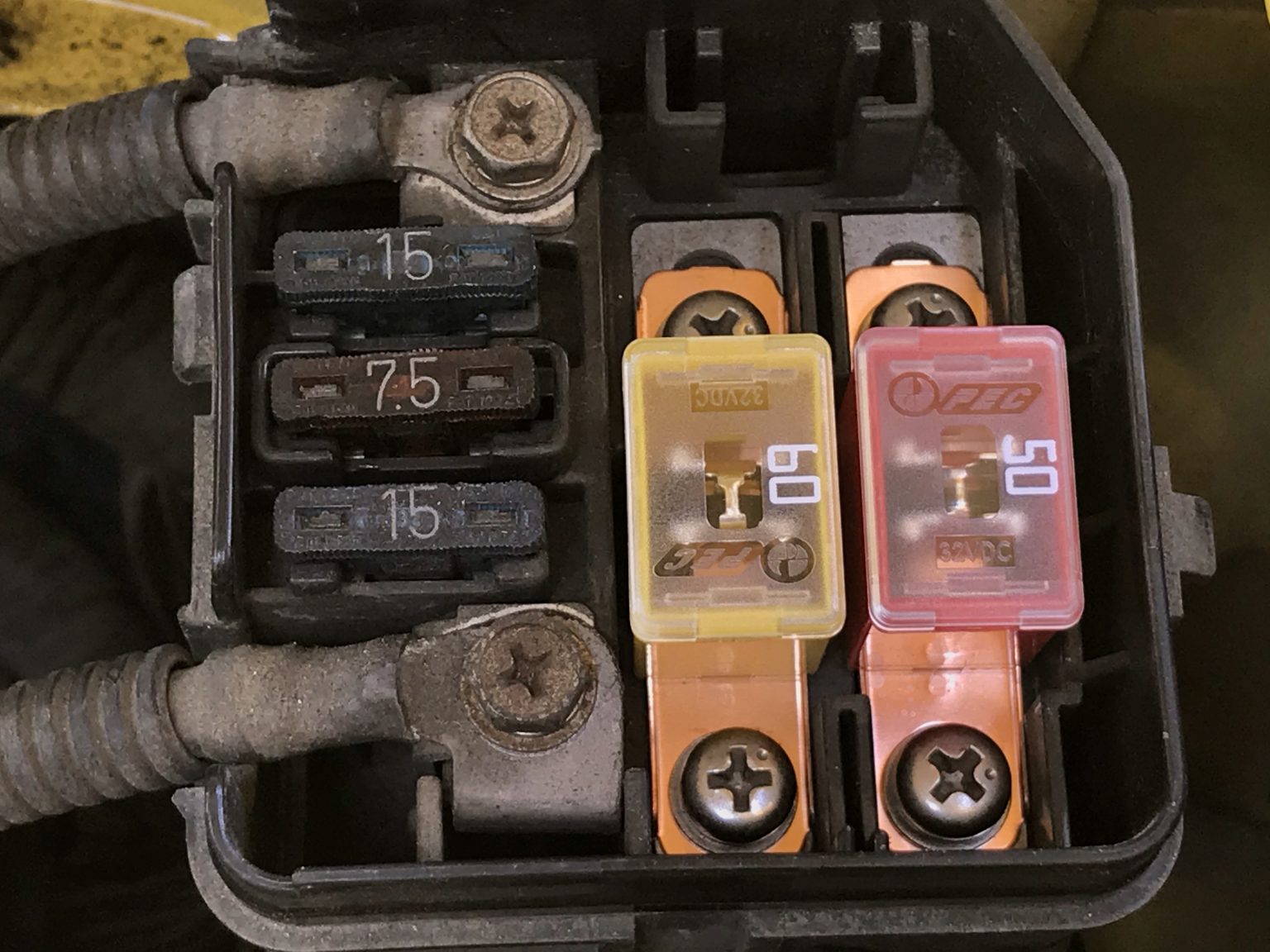 メイン&IGN ヒューズを交換。整備が行き届いた旧車には効果絶大！只し、車両状態に依っては細心の注意も(_;) イソマサオート 軽カー